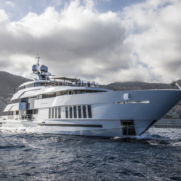 M/Y Life Saga - Belvedere Arredamento